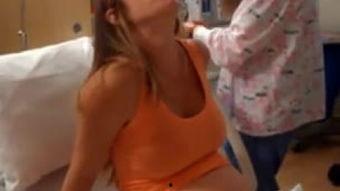 按压孕妇肚子视频