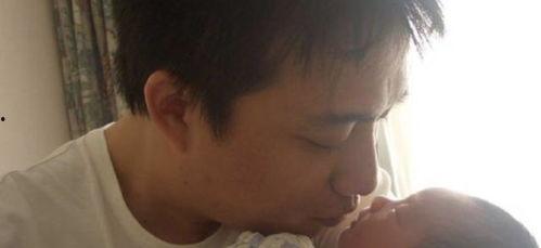 女人和女人亲嘴巴视频,揭秘女性间亲嘴视频背后的故事